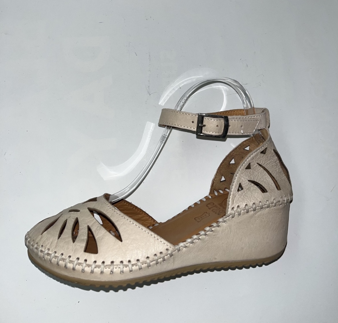 Sandalia cuña en piel color hielo Atenea 793-58 de ERASESHOES. M-597