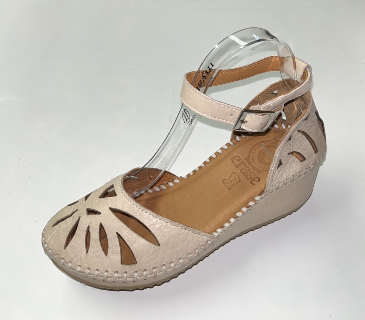 Sandalia cuña en piel color hielo Atenea 793-58 de ERASESHOES. M-597