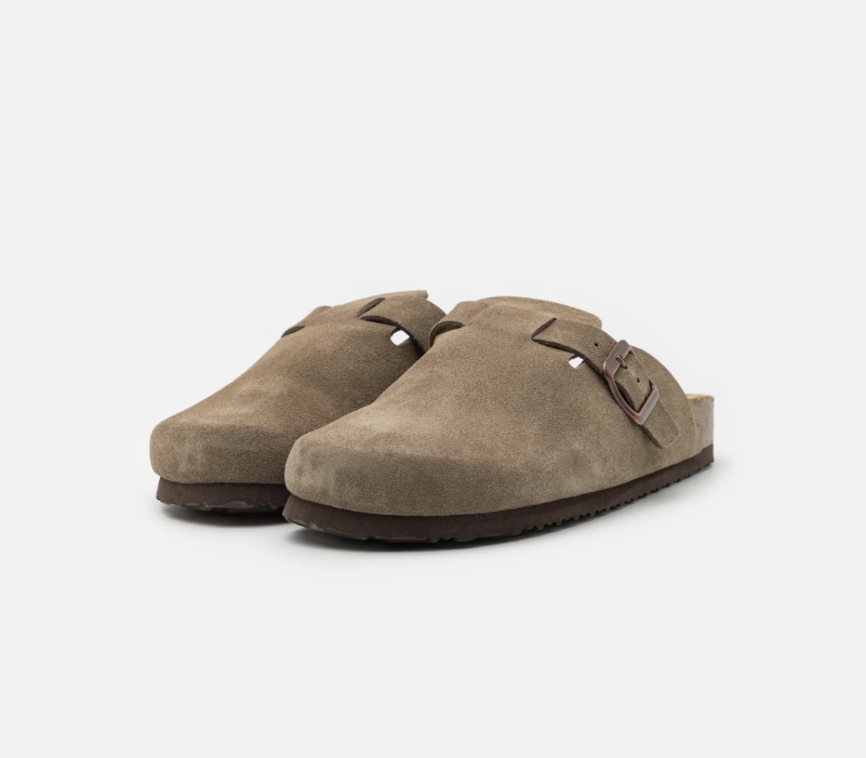 Zueco piel con hebilla taupe 355 de KNK. M-010