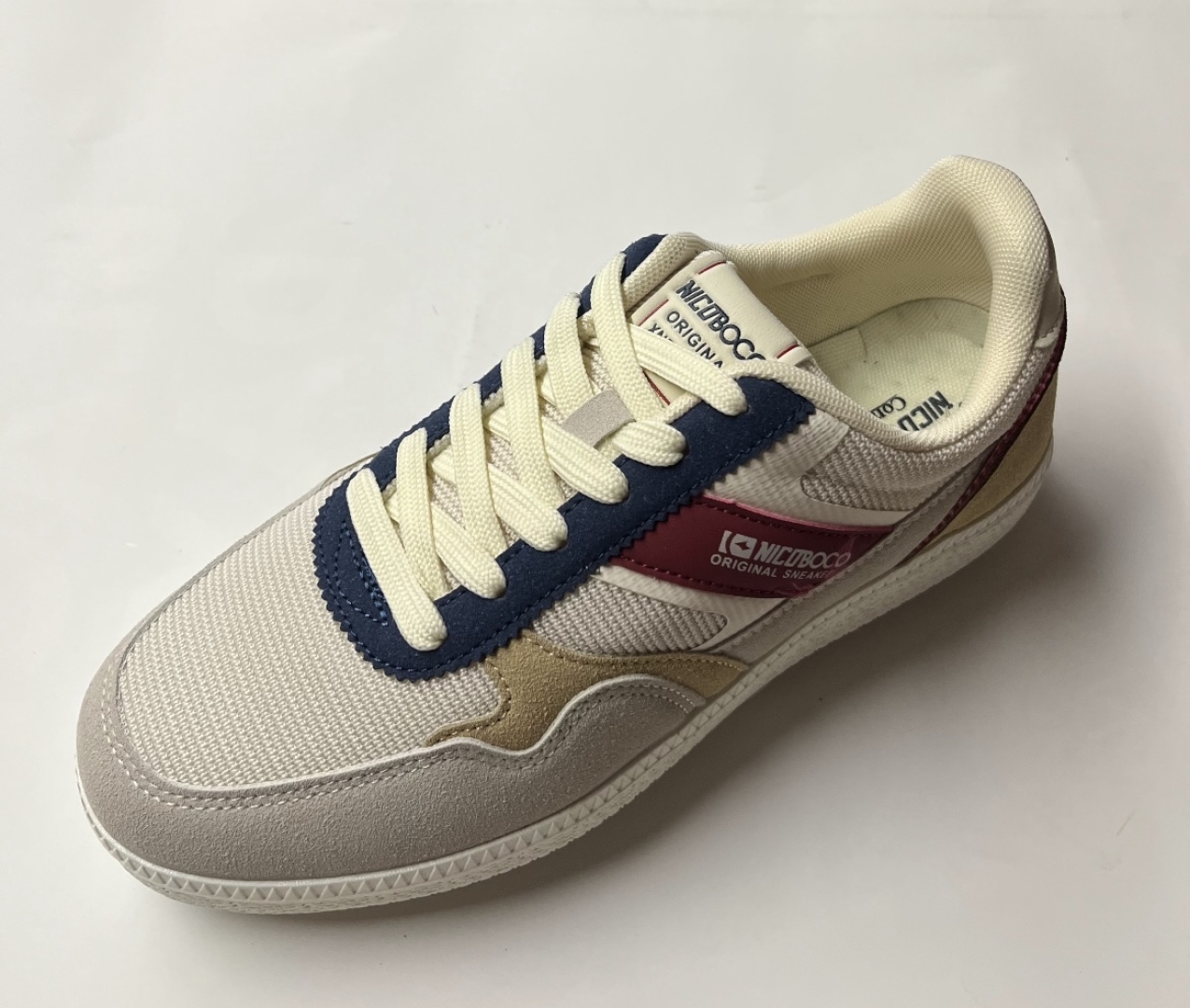 Zapato deportivo para hombre en blanco Melvin de NICOBOCO. H-442