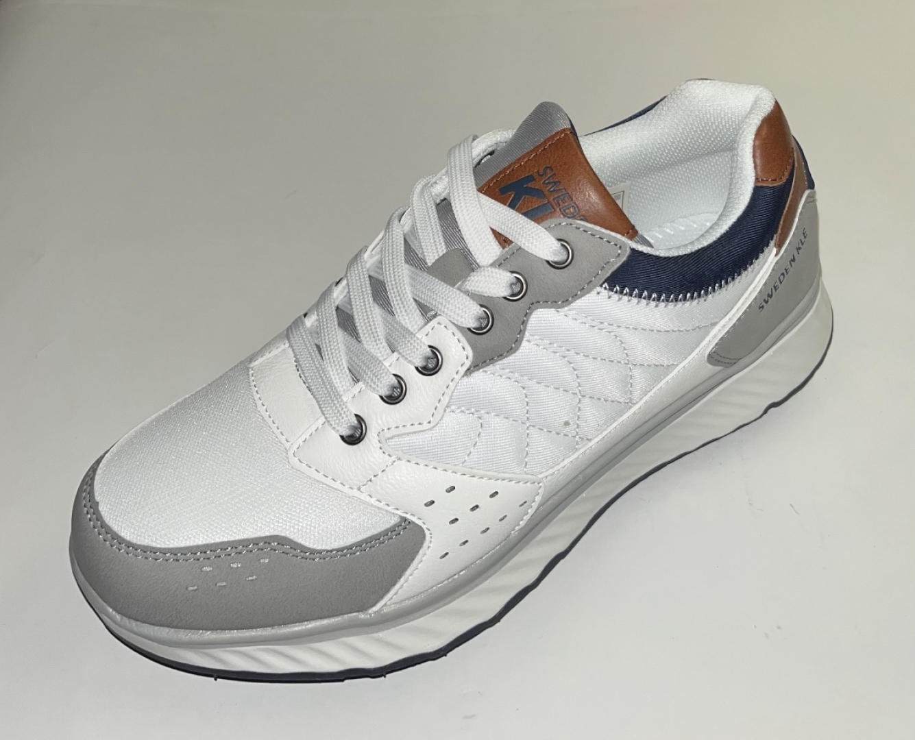 Deportivos casuales para hombre en color blanco Hitch de SWEDEN KLE. H-440