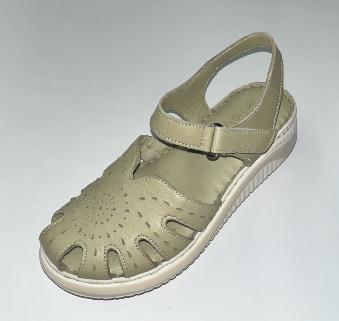 Sandalia semicerrada de piel verde kaki M336 de FLEXPIES. M-571