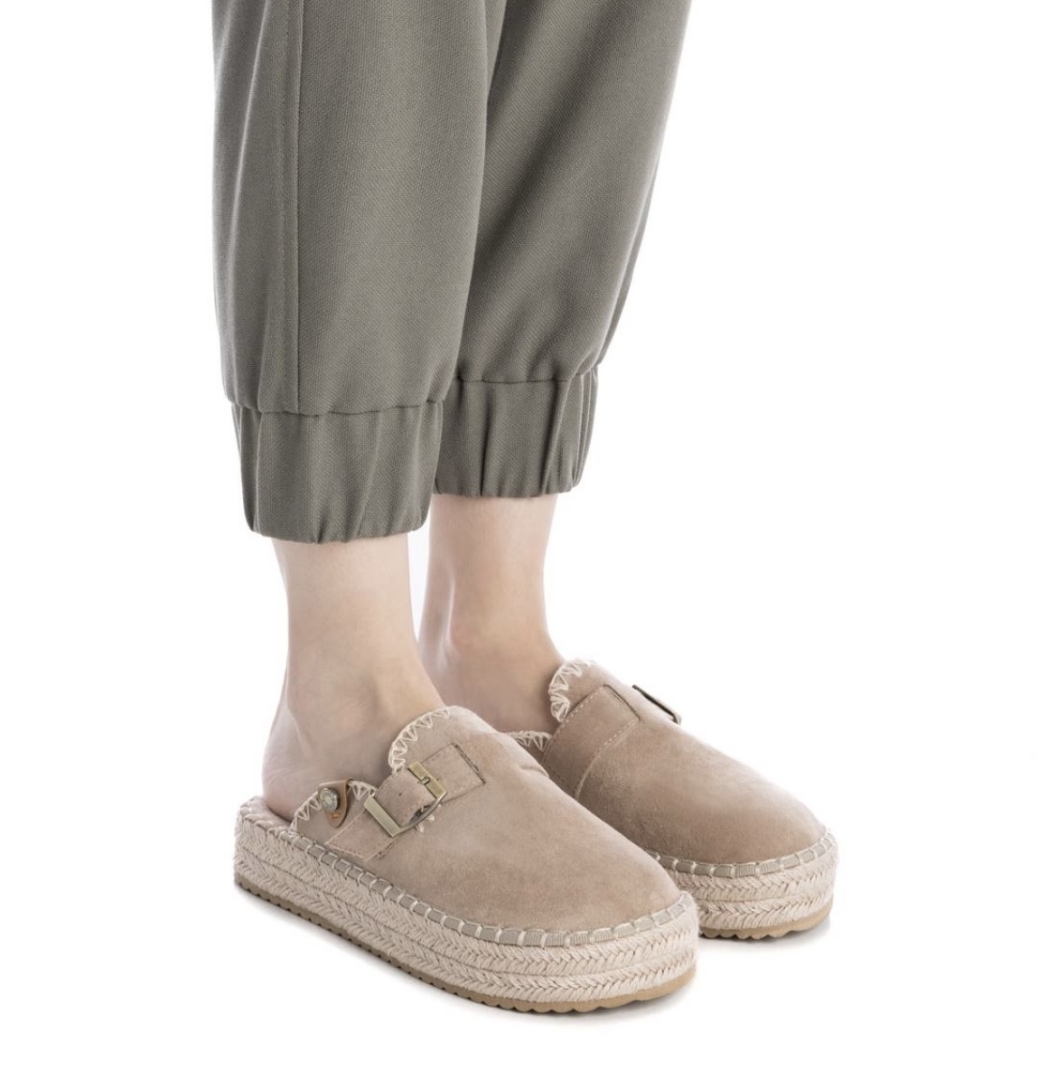 Zuecos de antelina camel 174543 de REFRESHOES. M-606