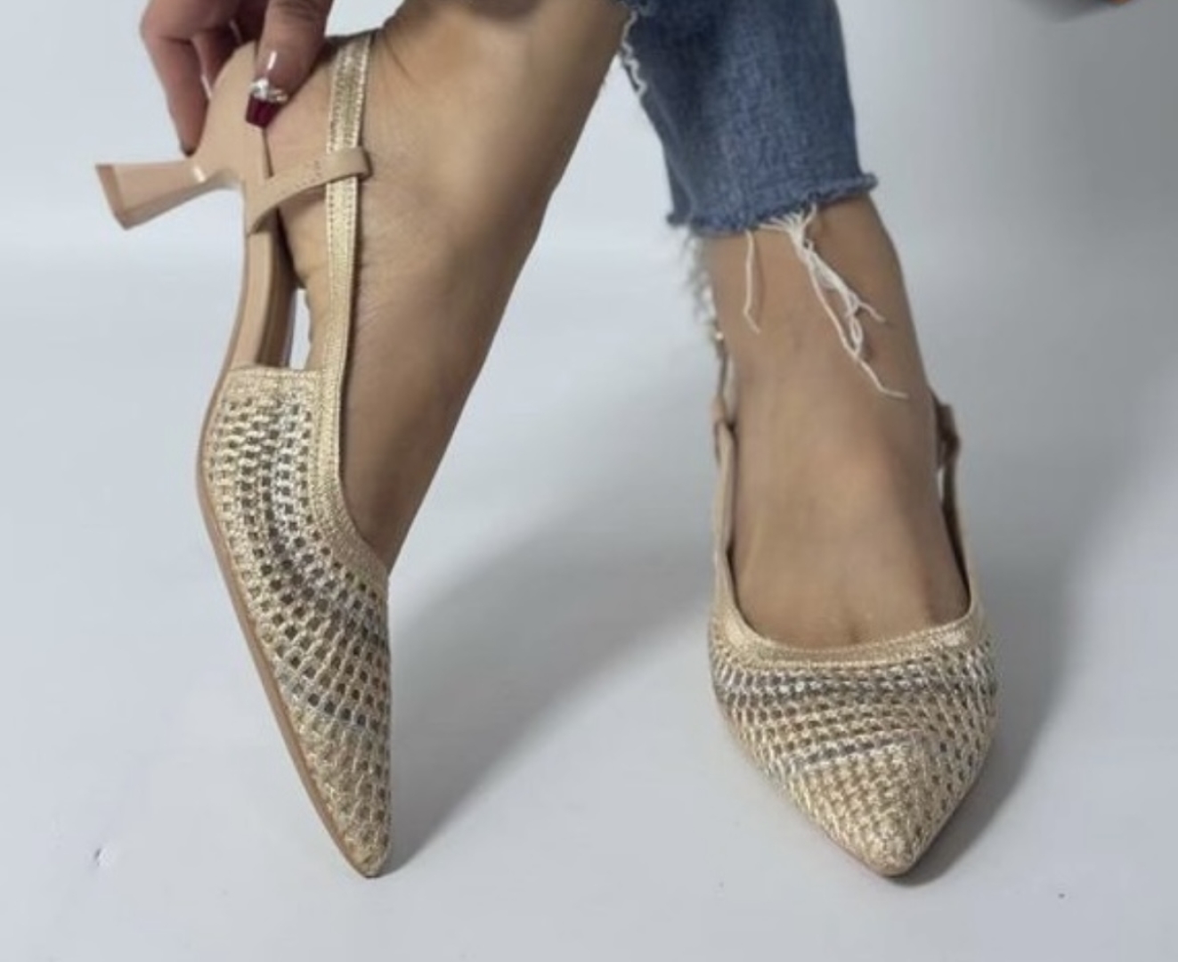 Sandalia trenzada con tacón bajo en beige. M-623