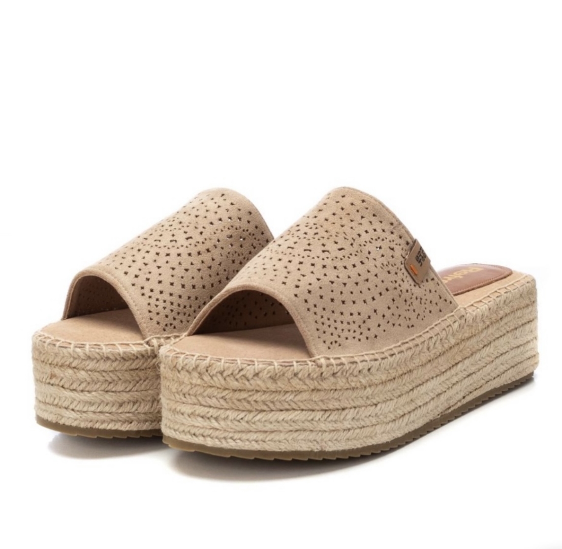 Sandalias con plataforma de yute en antelina beige 172461 de REFRESHOES. M-666