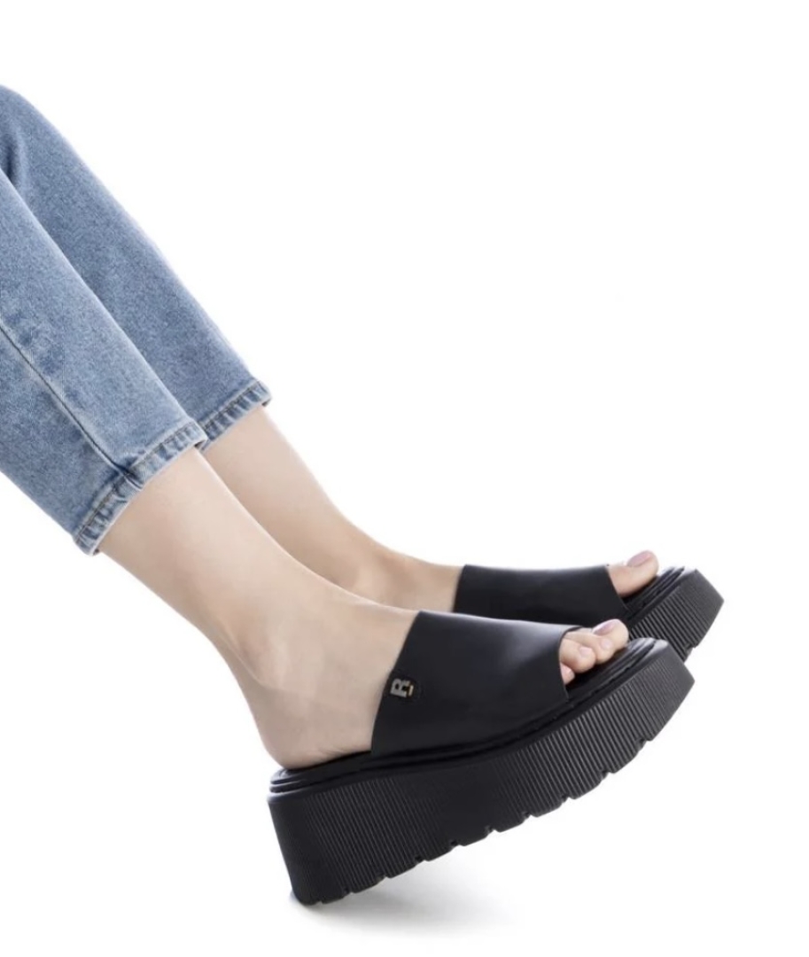 Sandalia con plataforma en negro 172576 de REFRESHOES. M-620
