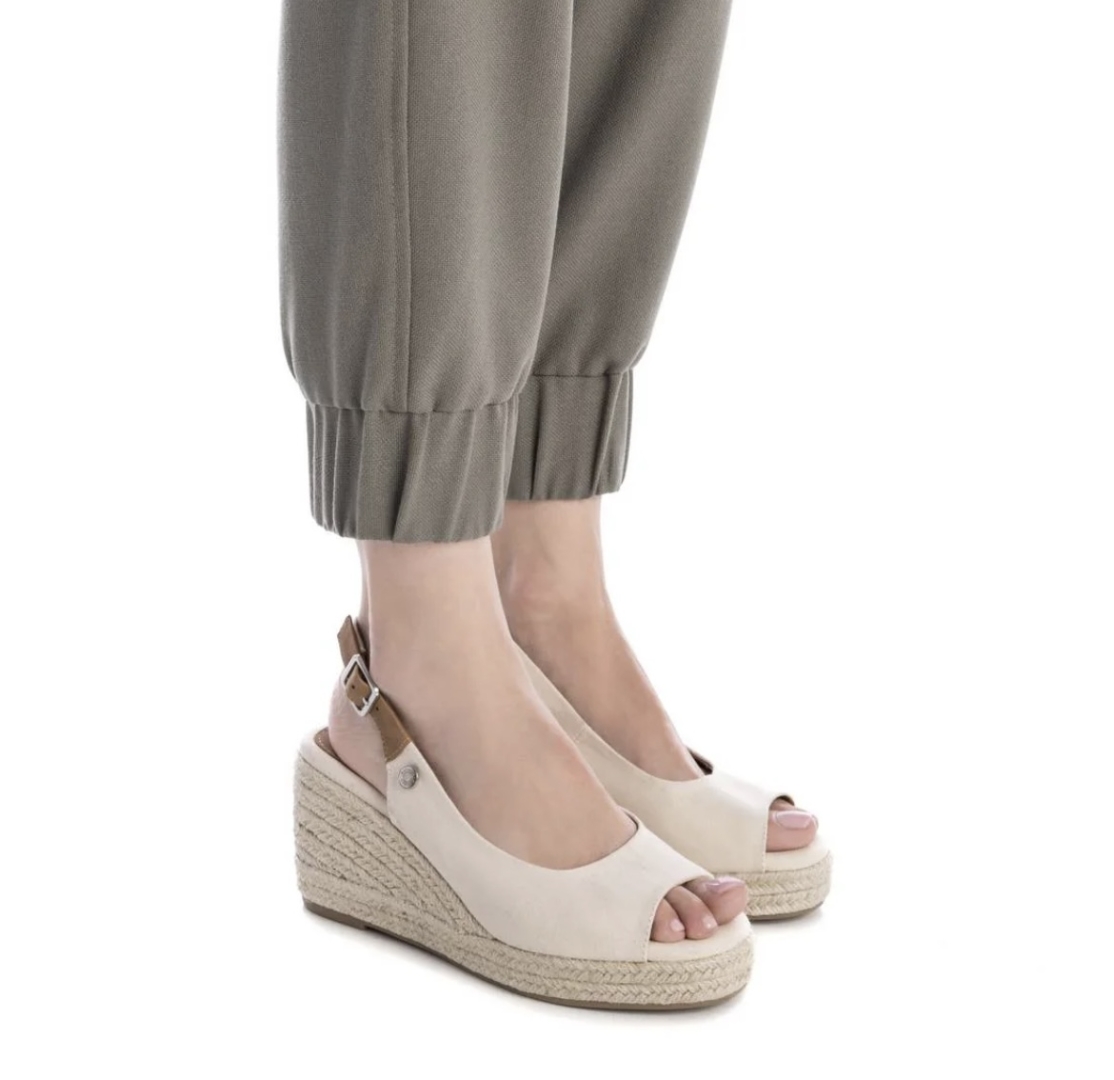 Sandalia tipo alpargata con cuña en lona beige 172663 de REFRESHOES. M-611