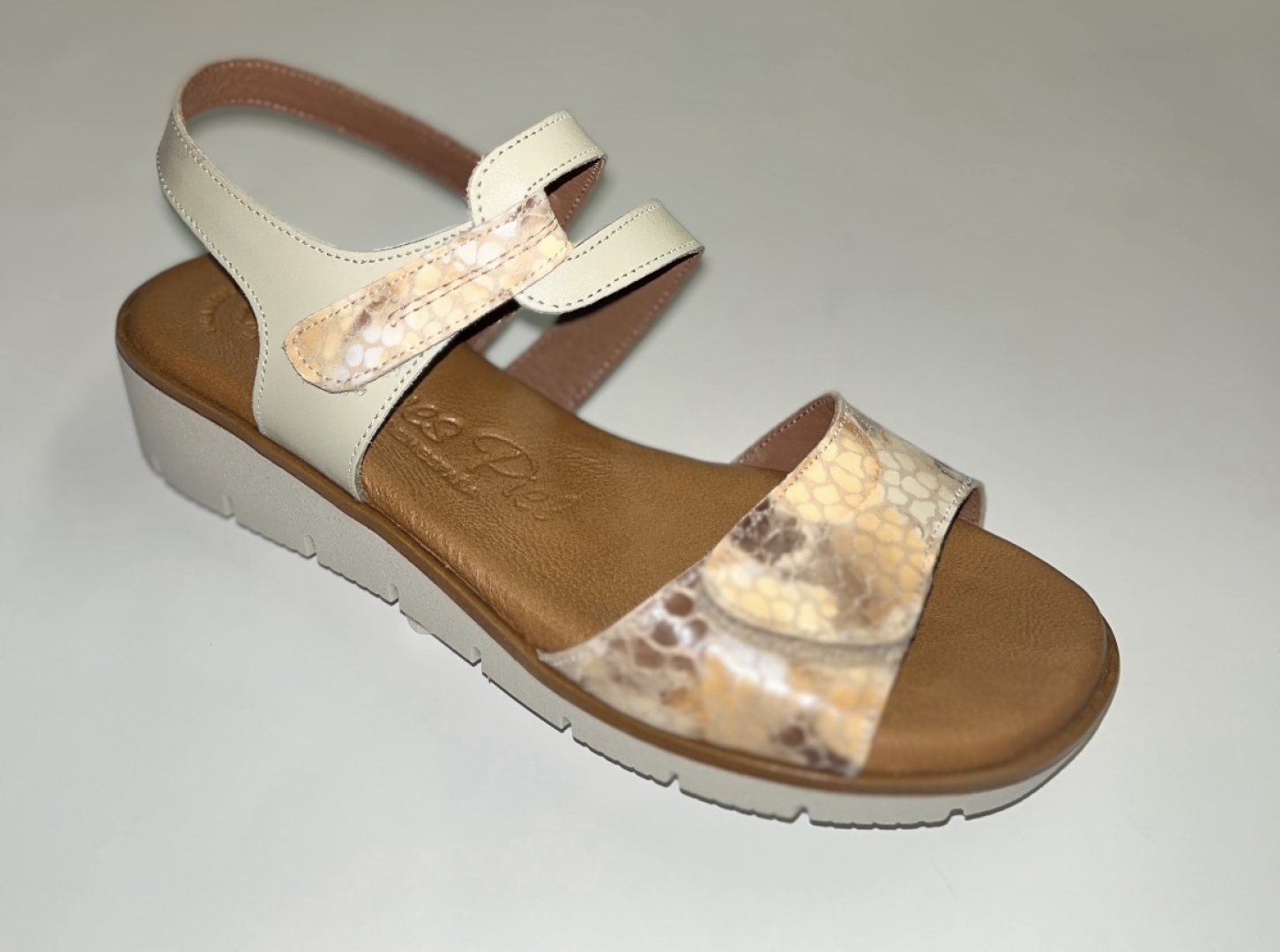Sandalia para mujer en piel beige y marrón fabricada en España. M-527