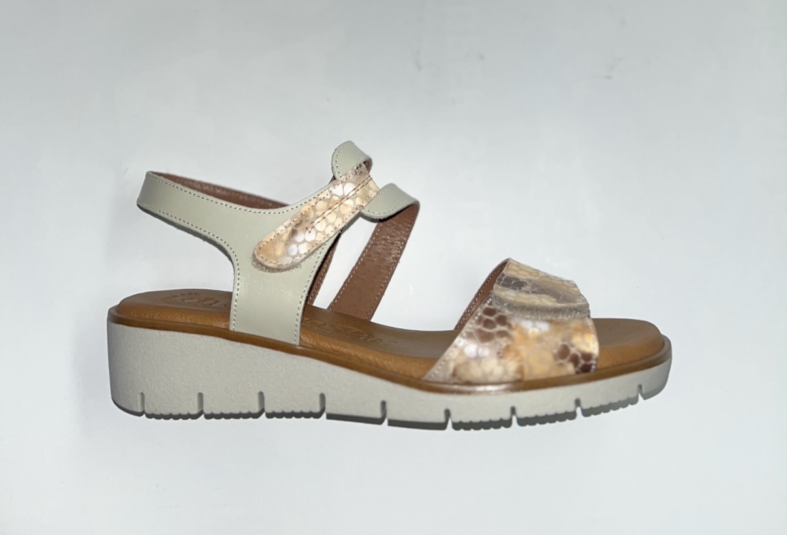 Sandalia para mujer en piel beige y marrón fabricada en España. M-527