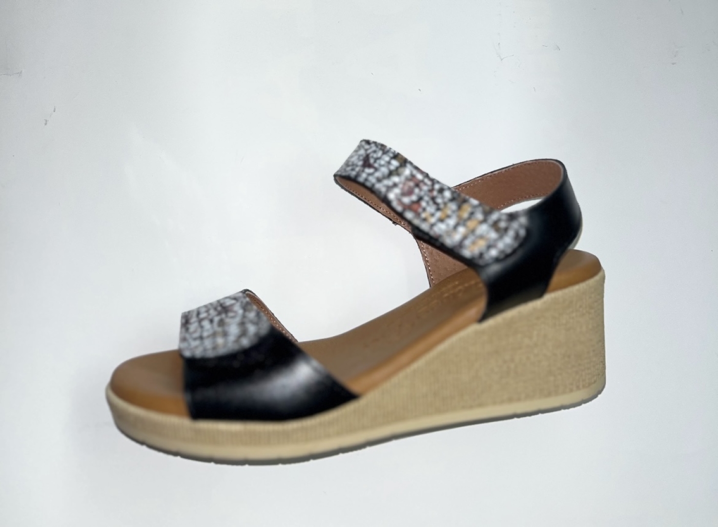 Sandalias con cuña en piel negra fabricada en España. M-529