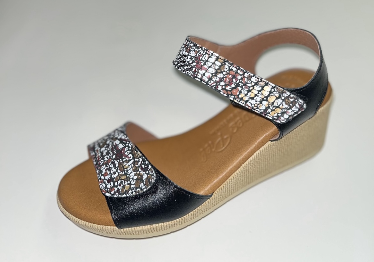 Sandalias con cuña en piel negra fabricada en España. M-529