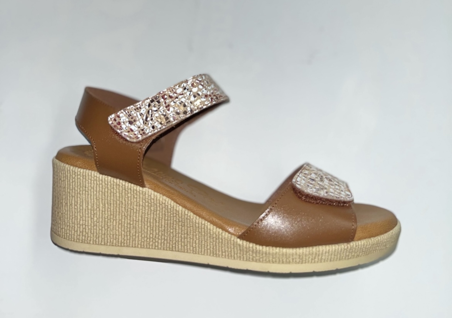 Sandalias con cuña media en piel marrón y fabricadas en España. M-530