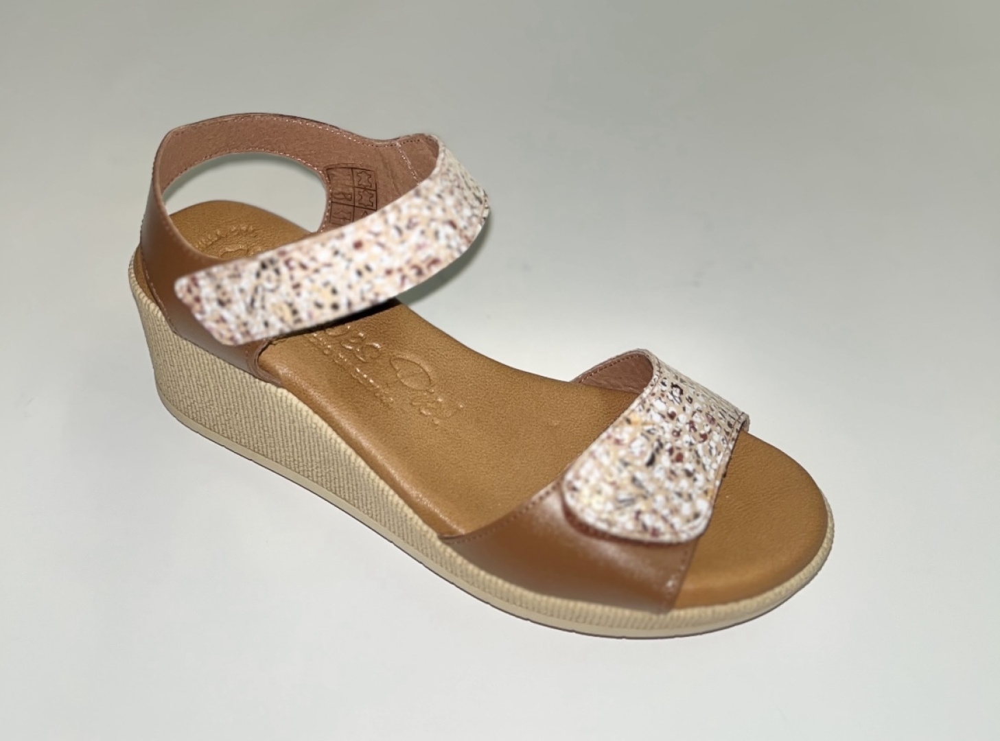 Sandalias con cuña media en piel marrón y fabricadas en España. M-530