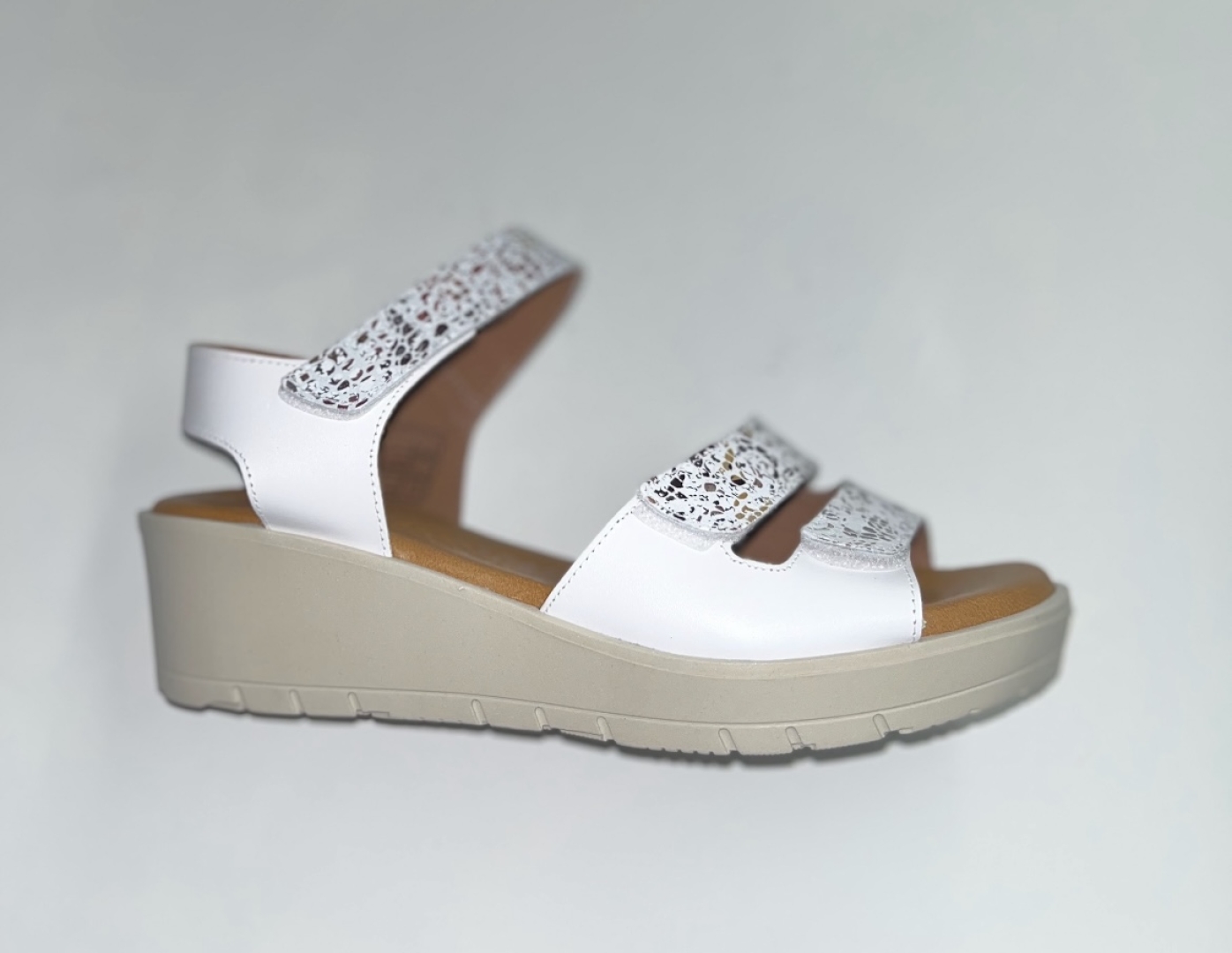 Sandalia con cuña en piel blanca fabricada en España. M-531