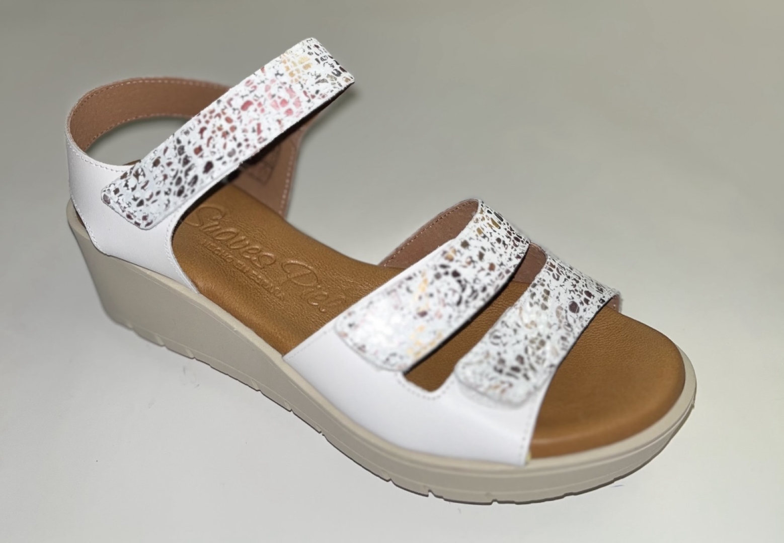 Sandalia con cuña en piel blanca fabricada en España. M-531