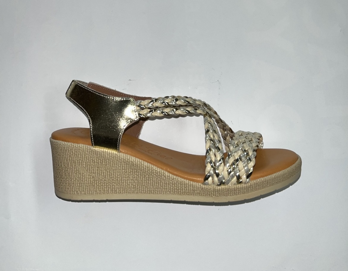 Sandalia con cuña de piel trenzada en beige y dorado fabricada es España. M-532
