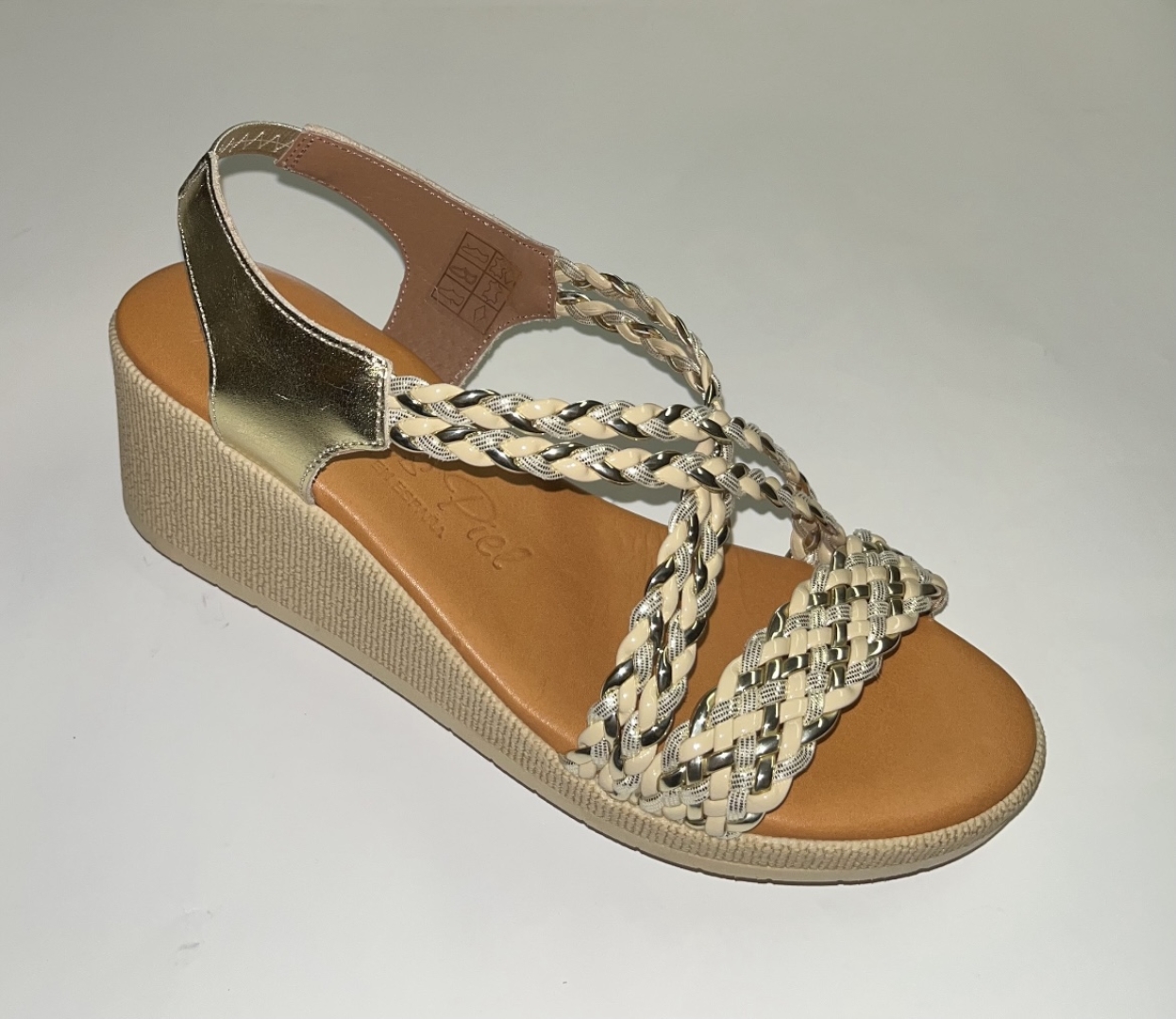 Sandalia con cuña de piel trenzada en beige y dorado fabricada es España. M-532
