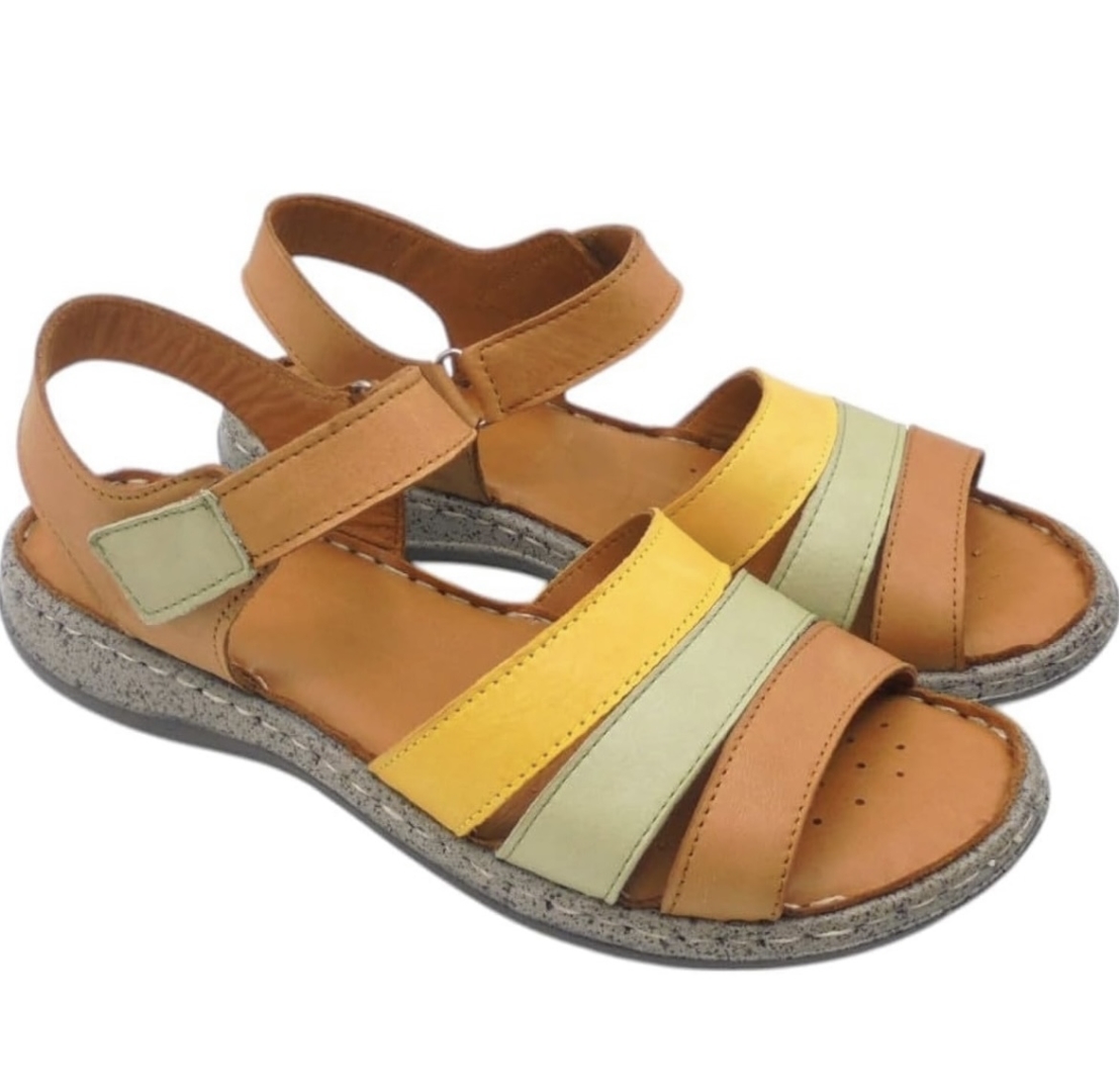 Sandalia plana para mujer en piel cuero, verde y mostaza 100-07 de ERASESHOES. M-563