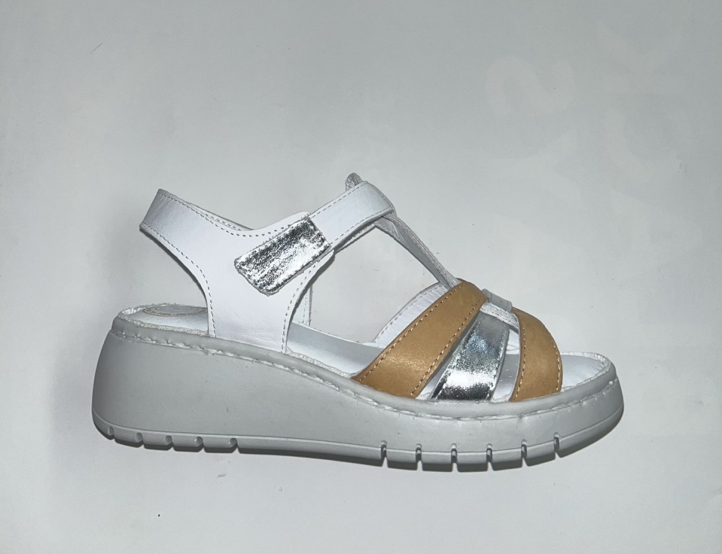 Sandalia confort para mujer en piel blanca y camel Venus 200-06 de ERASESHOES. M-564