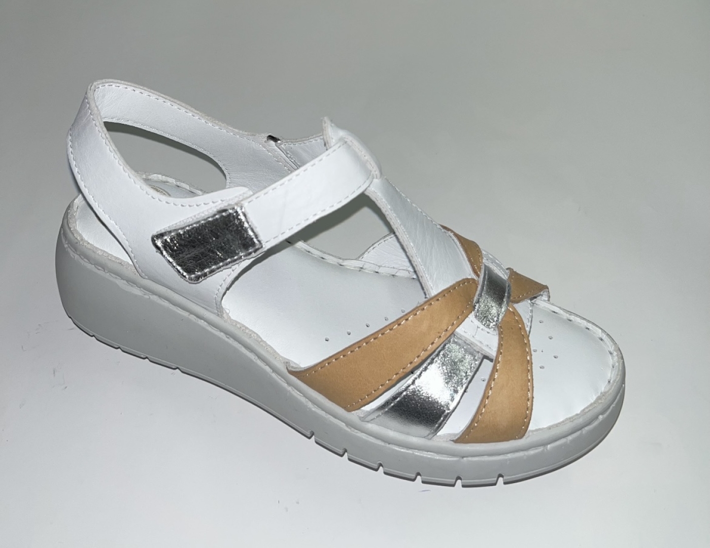 Sandalia confort para mujer en piel blanca y camel Venus 200-06 de ERASESHOES. M-564