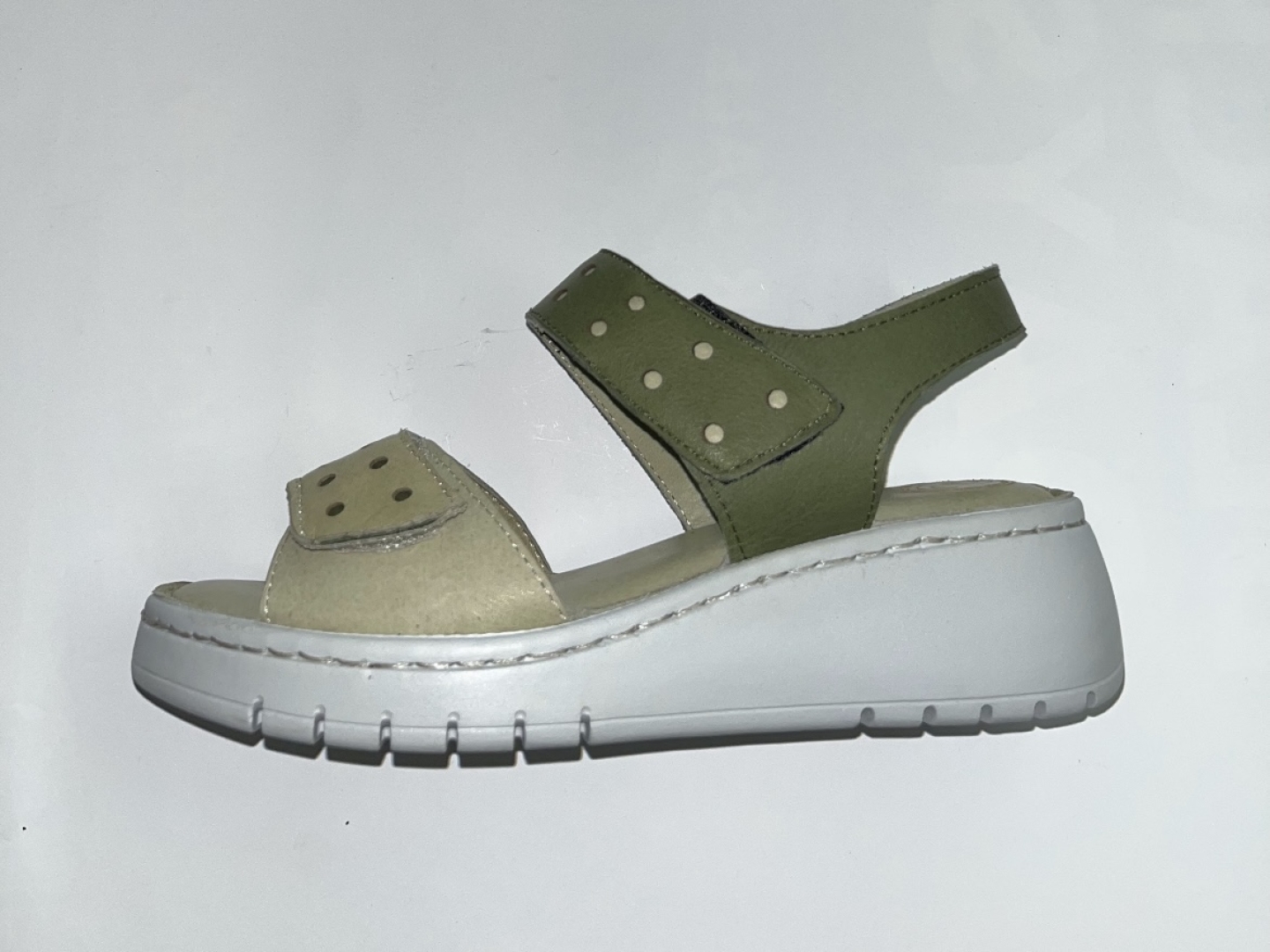Sandalia confort para mujer en piel kaki 200-09 de ERASESHOES. M-566