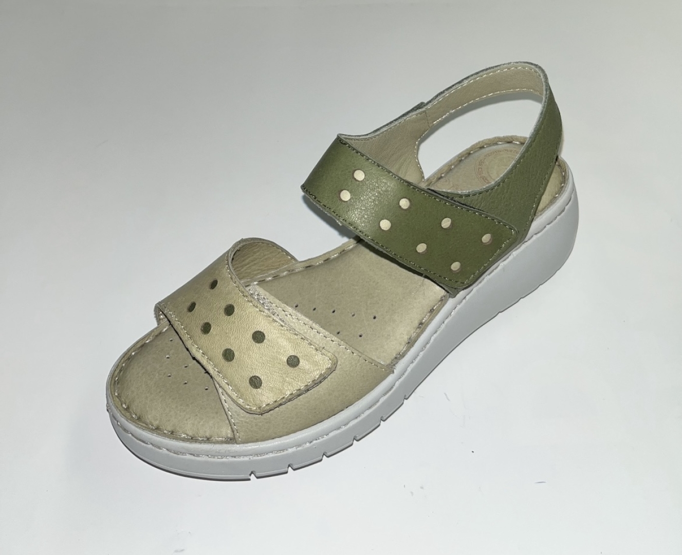 Sandalia confort para mujer en piel kaki 200-09 de ERASESHOES. M-566