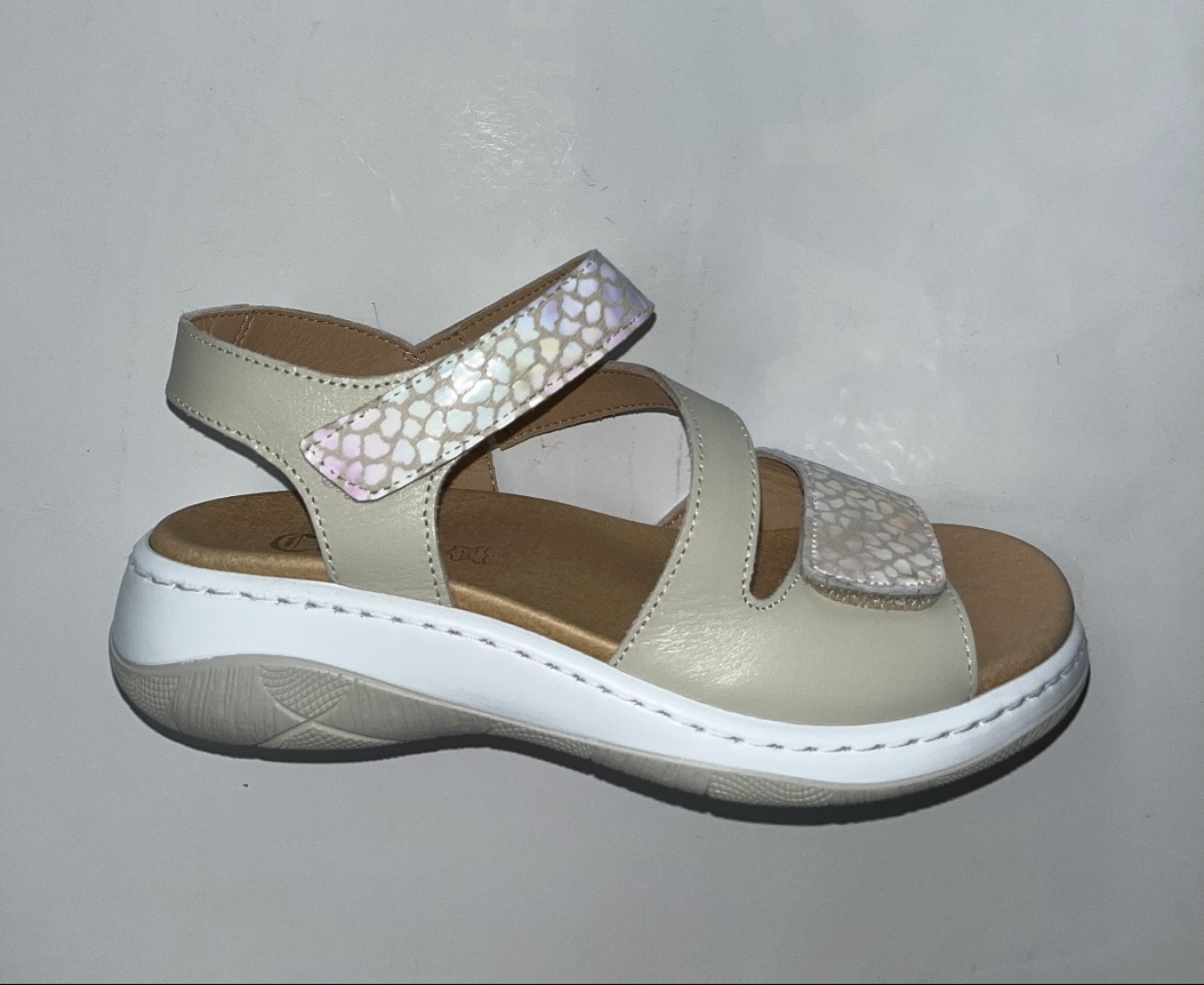 Sandalia apta para plantillas en piel beige 18551 de CÉSAR. M-625