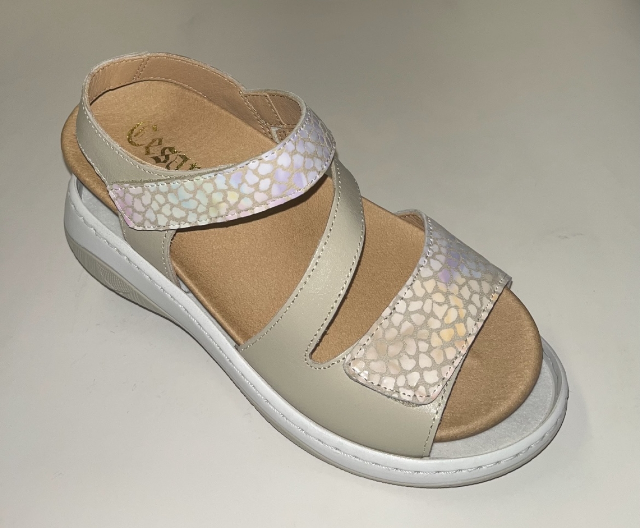 Sandalia apta para plantillas en piel beige 18551 de CÉSAR. M-625