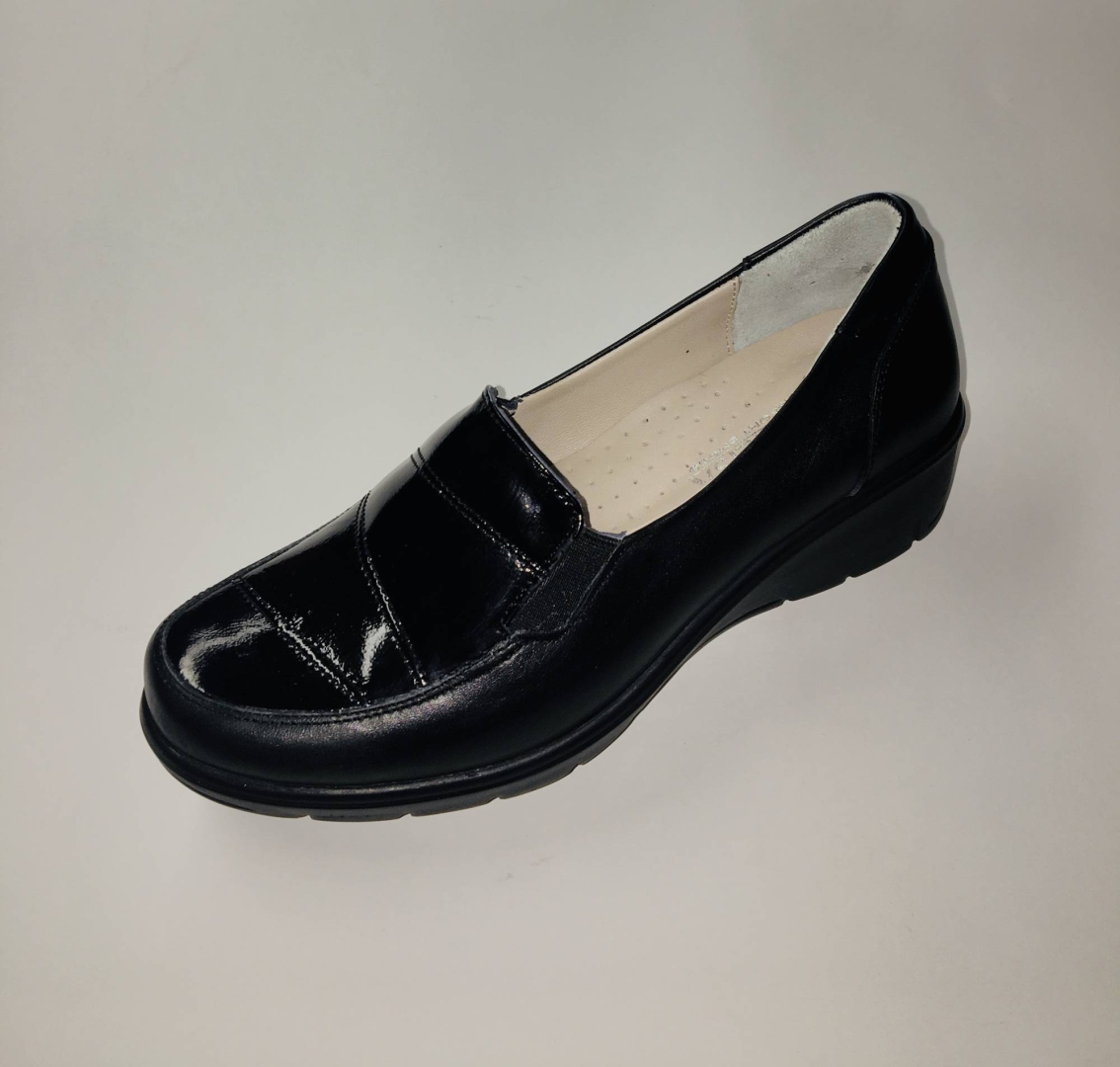 Zapato tipo mocasín para mujer en piel negro de MANLISA. M-135