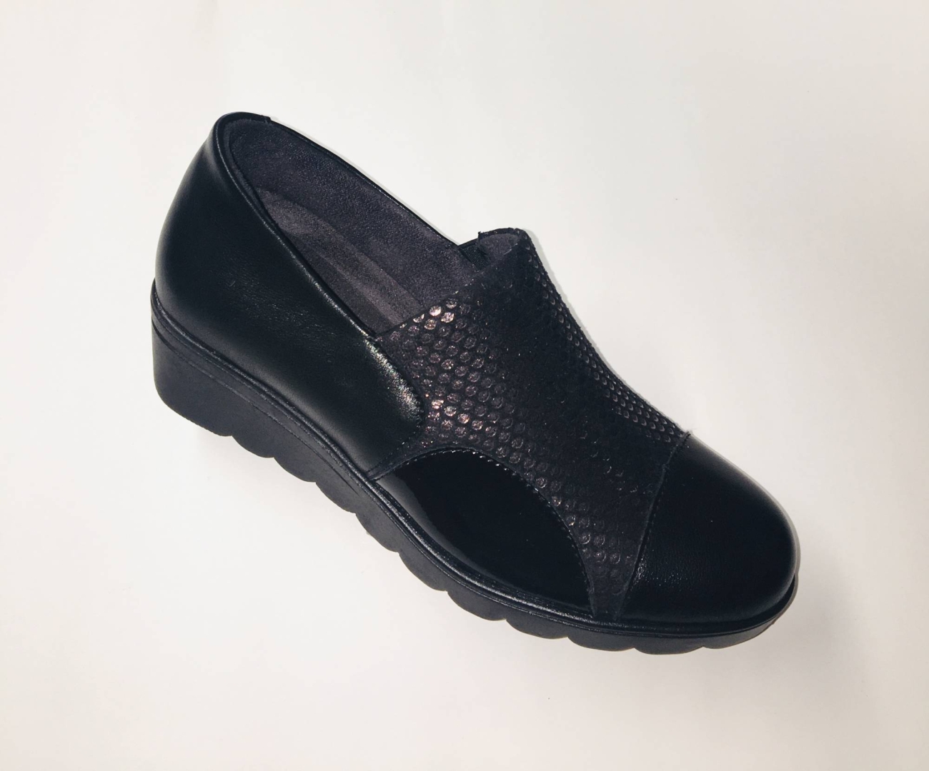 Zapato de mujer de pies delicados en piel negra de CALZAZUL. M-137