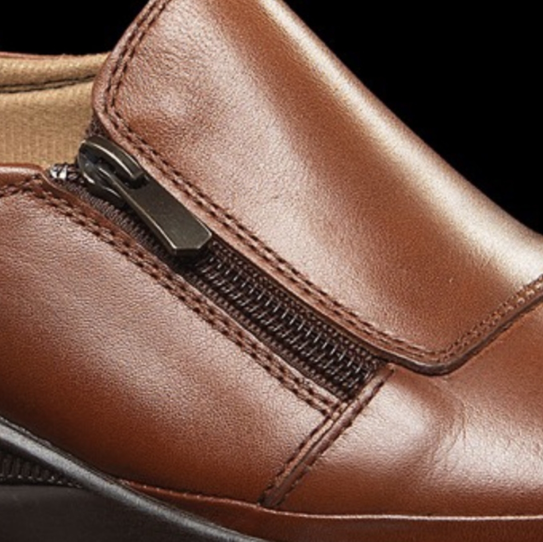 Zapato casual en piel marrón para mujer de ERASESHOES 021. M-179