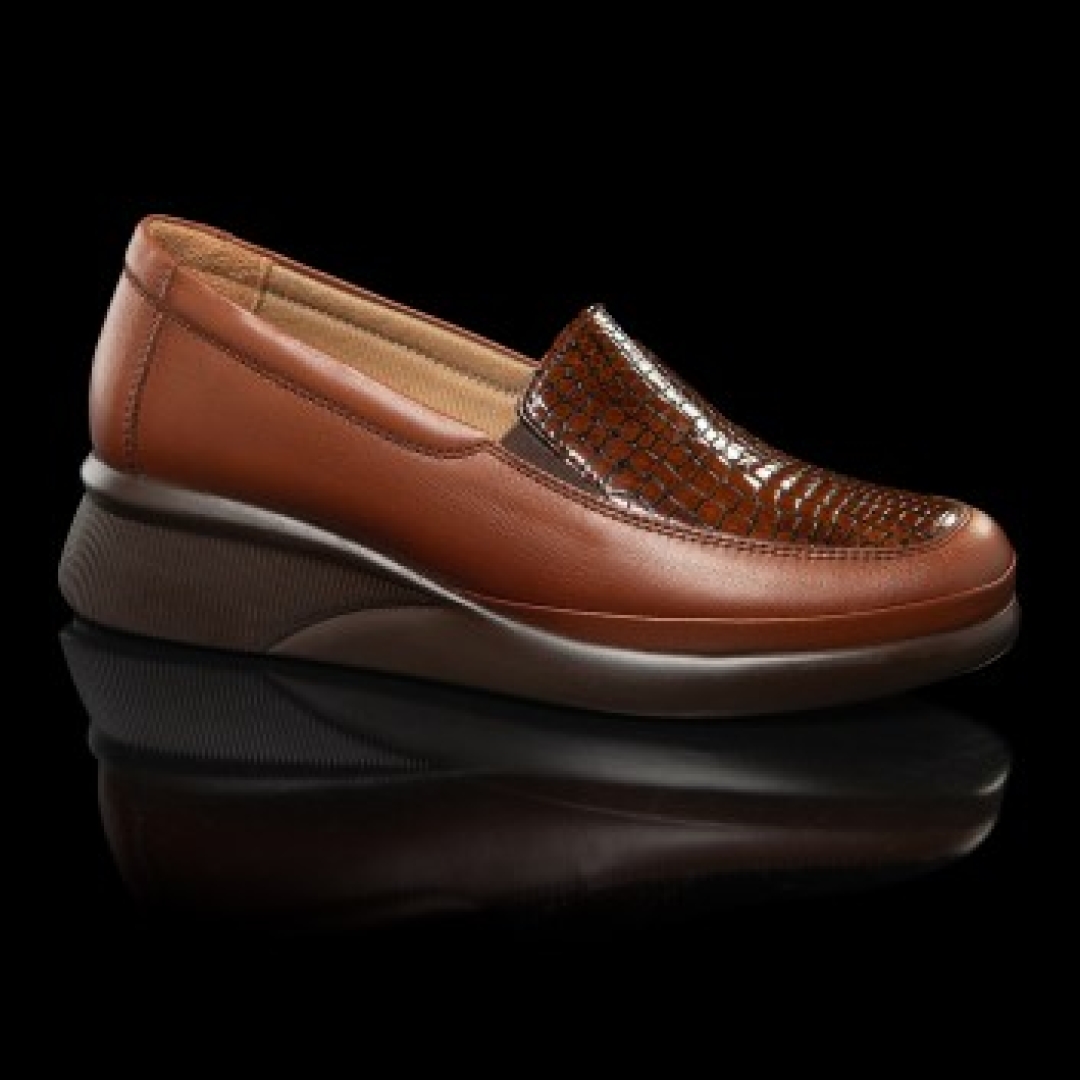 Zapato casual estilo mocasín en piel marrón y charol de ERASESHOES 024. M-177