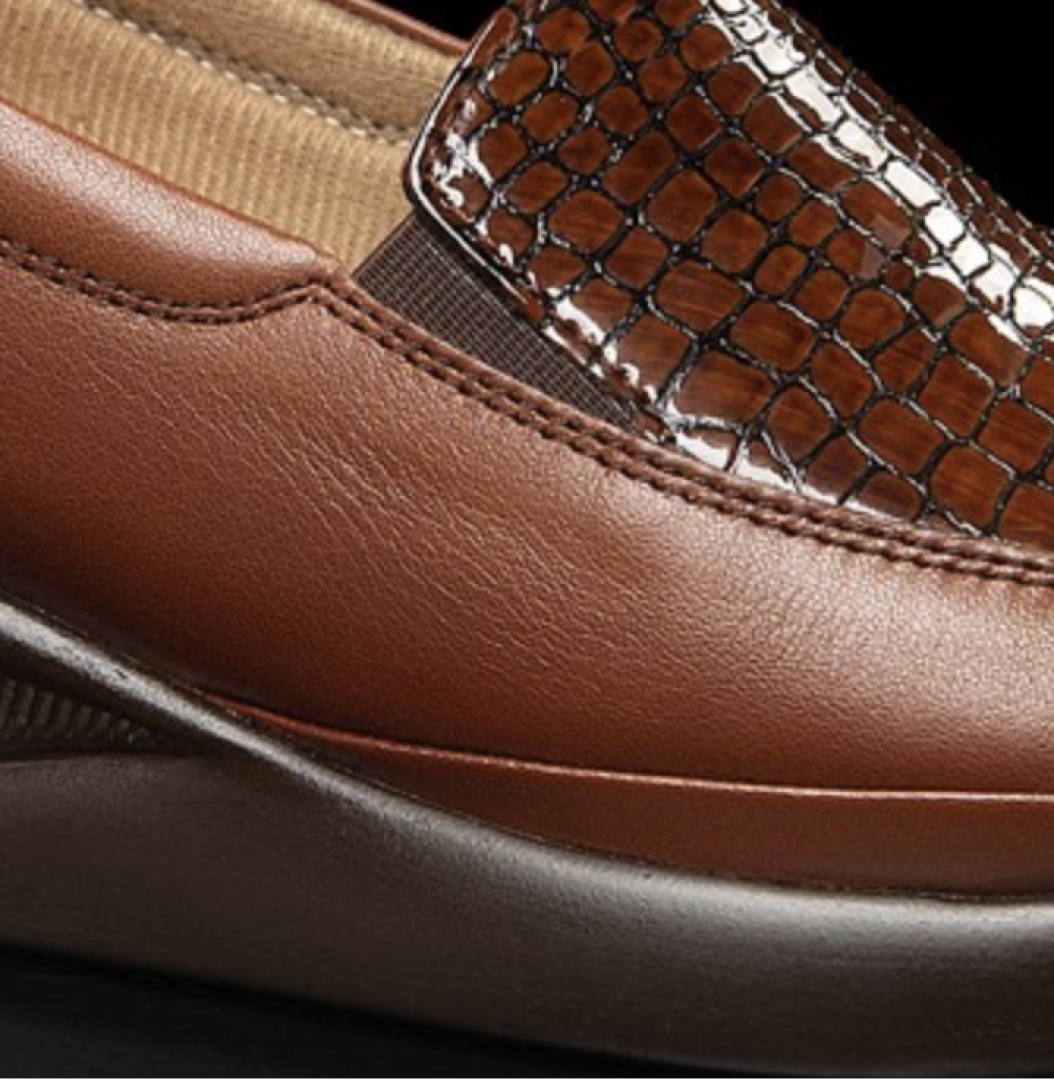Zapato casual estilo mocasín en piel marrón y charol de ERASESHOES 024. M-177