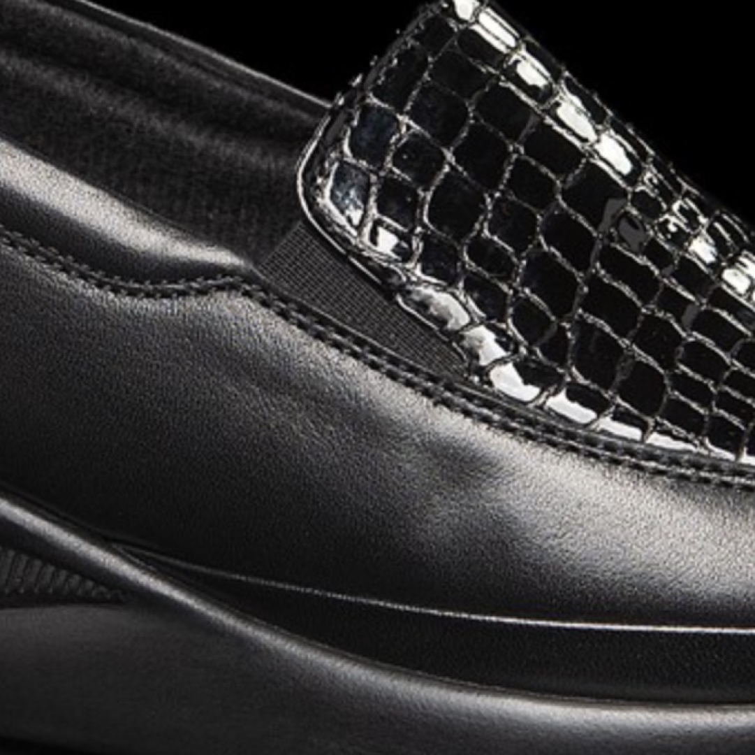 Zapato mocasín en piel negro para mujer de ERASESHOES 024. M-178