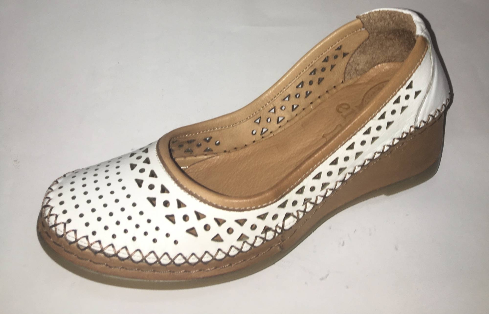 Zapato casual de piel para mujer en color blanco de ERASESHOES. M-043