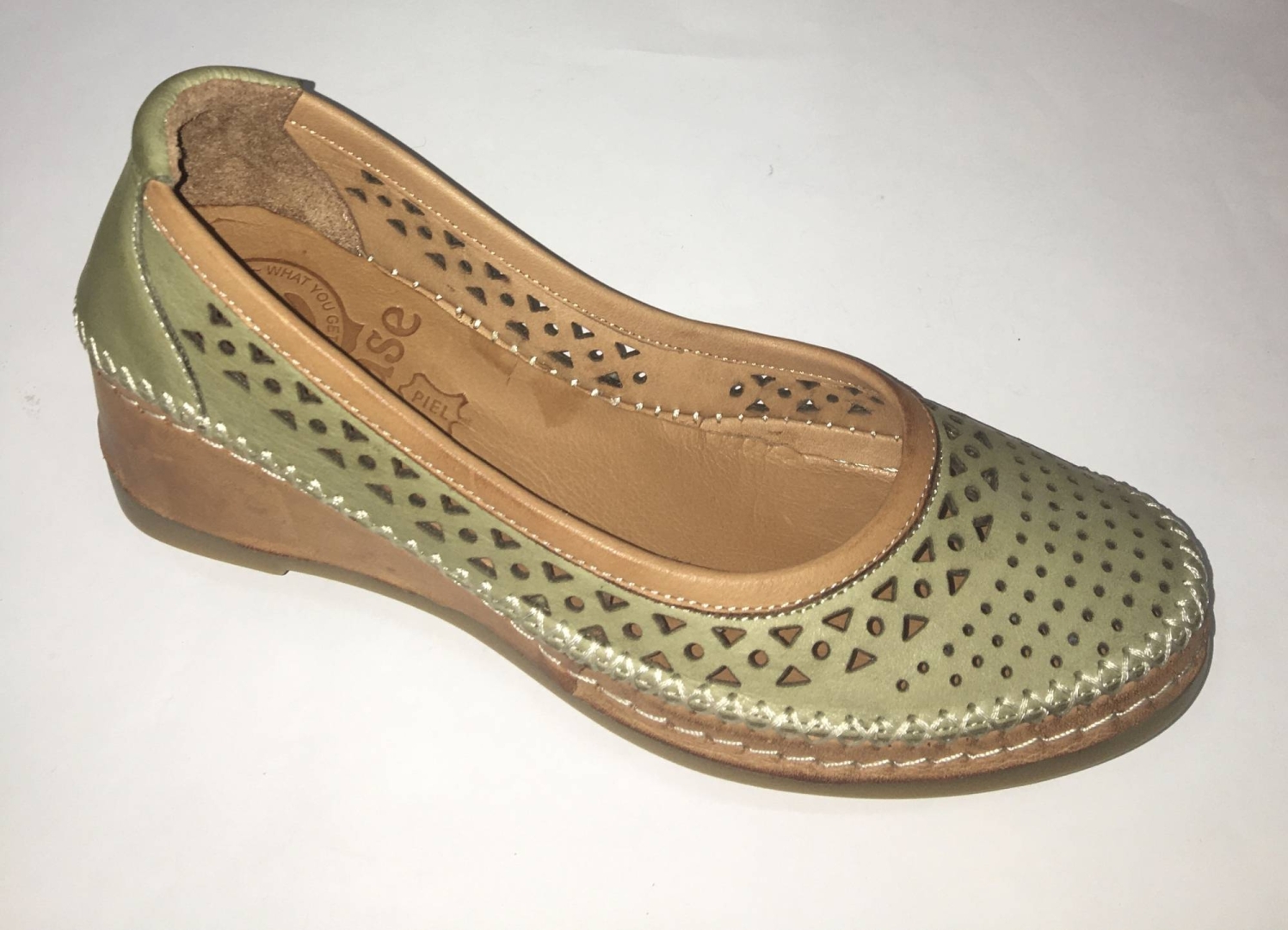 Zapato tipo manoletina en piel para mujer en verde de ERASESHOES. M-044