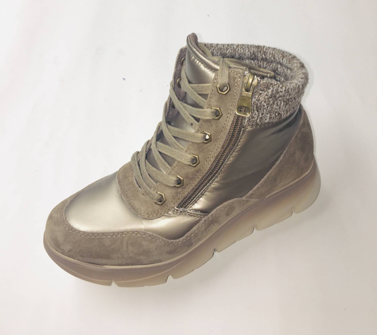 Zapato abotinado para mujer en textil beige metalizado de Khloe Marín 3727. M-143