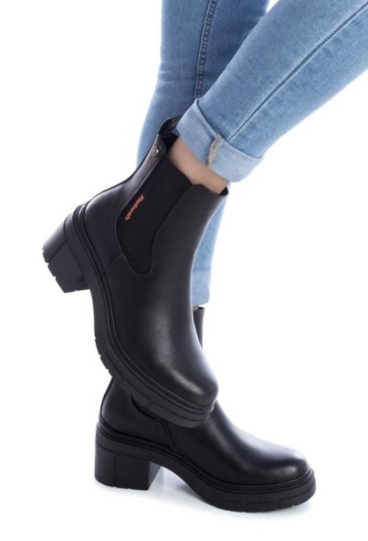 170997 de Refresh. Botín para mujer tipo chelsea en color negro. M-189