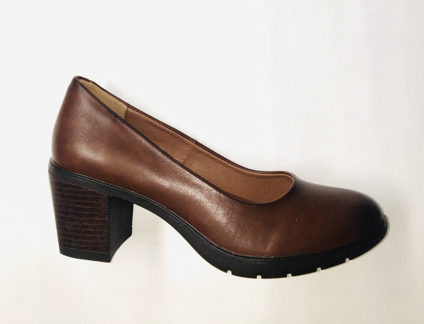 Zapato mujer tipo salón en marrón de CALZAPIES 1423005. M-197