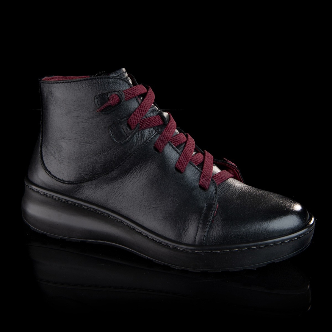 Botín para mujer en piel negra de ERASESHOES 15007. M-208