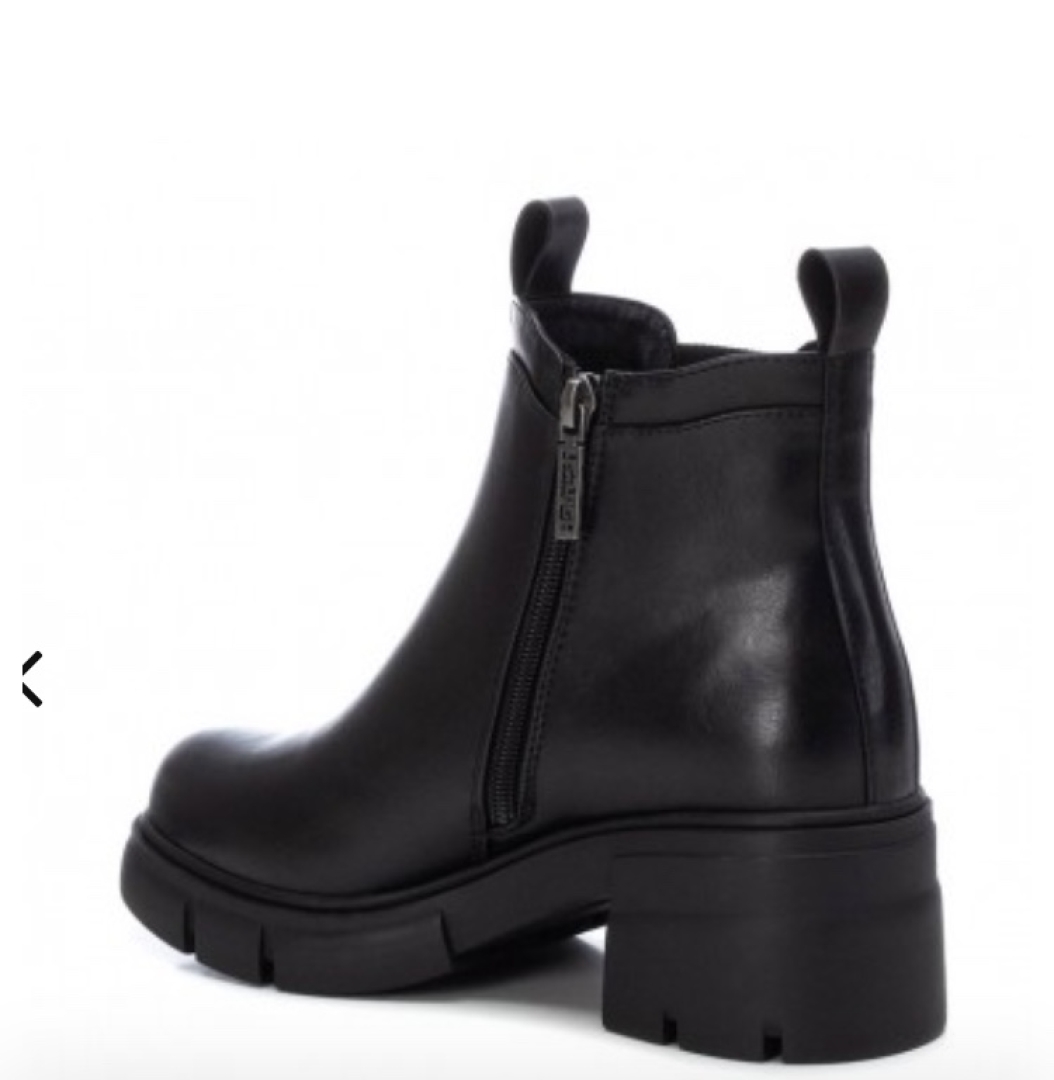 171282 de Refresh. Botín tipo chelsea y suela track para mujer en negro. M-217