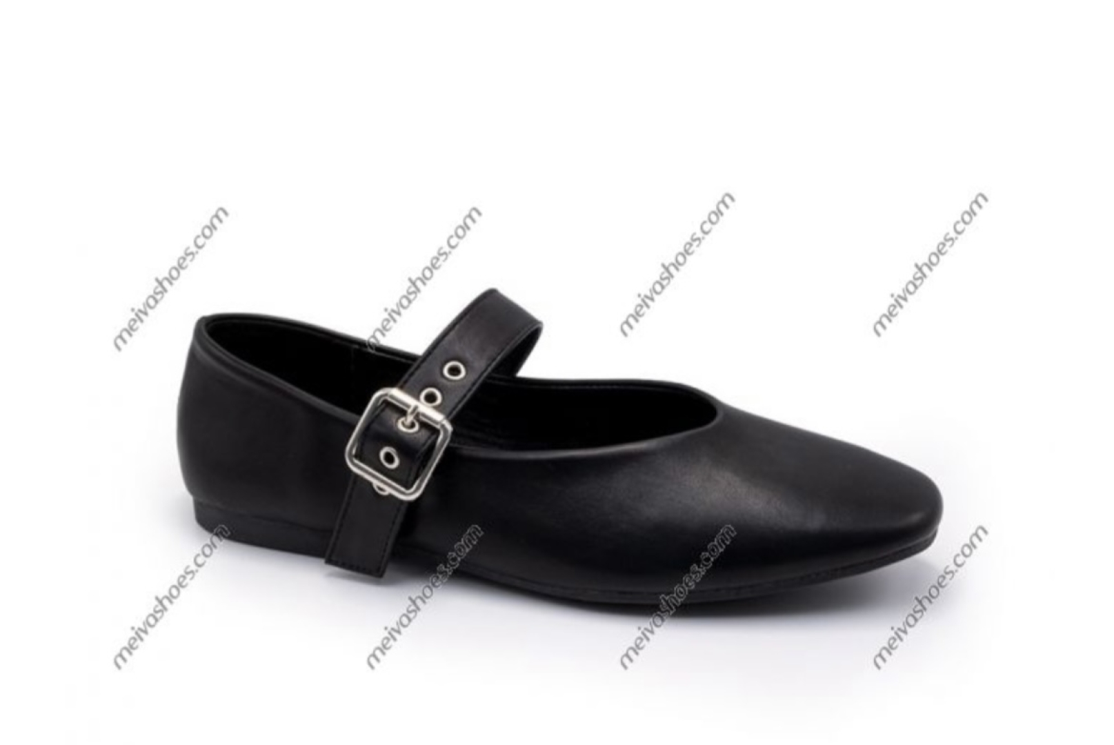 Manoletina con correa plana en negro. M-470
