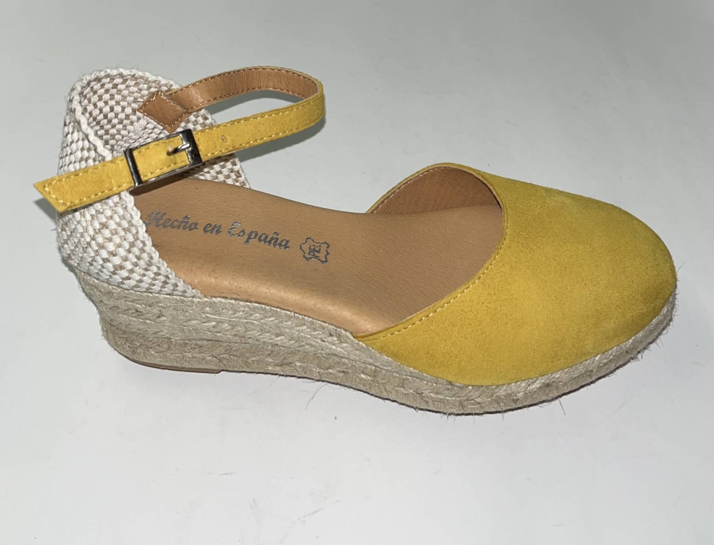 Alpargata con cuña en piel mostaza fabricada en España. M-514