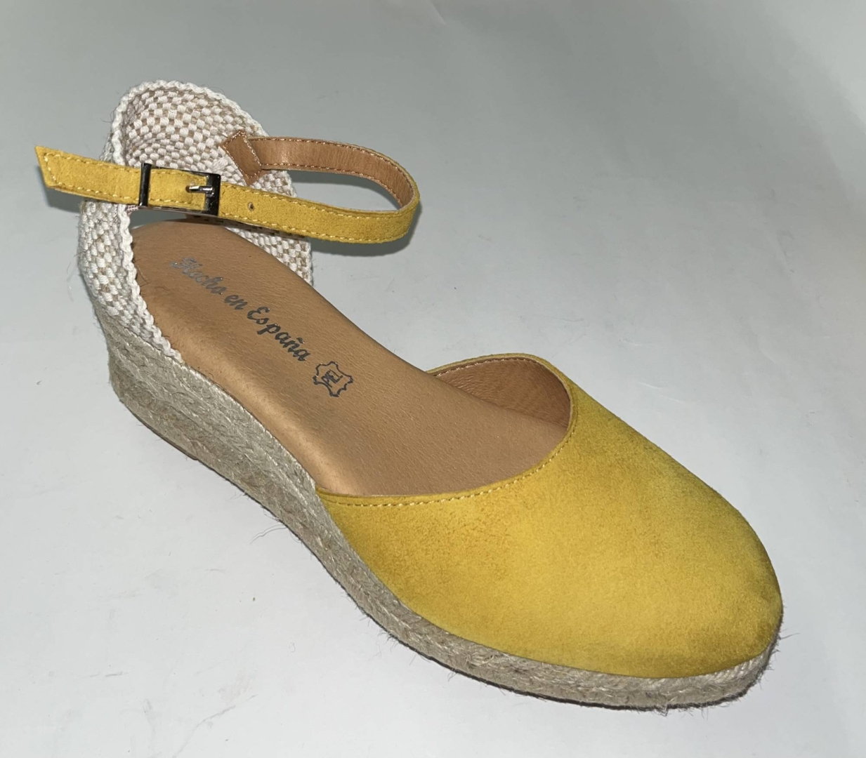 Alpargata con cuña en piel mostaza fabricada en España. M-514