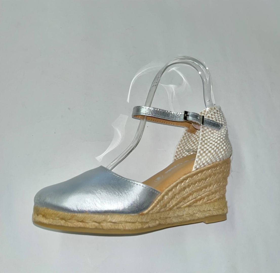 Valenciana con cuña en piel color plata hecha en España. M-515