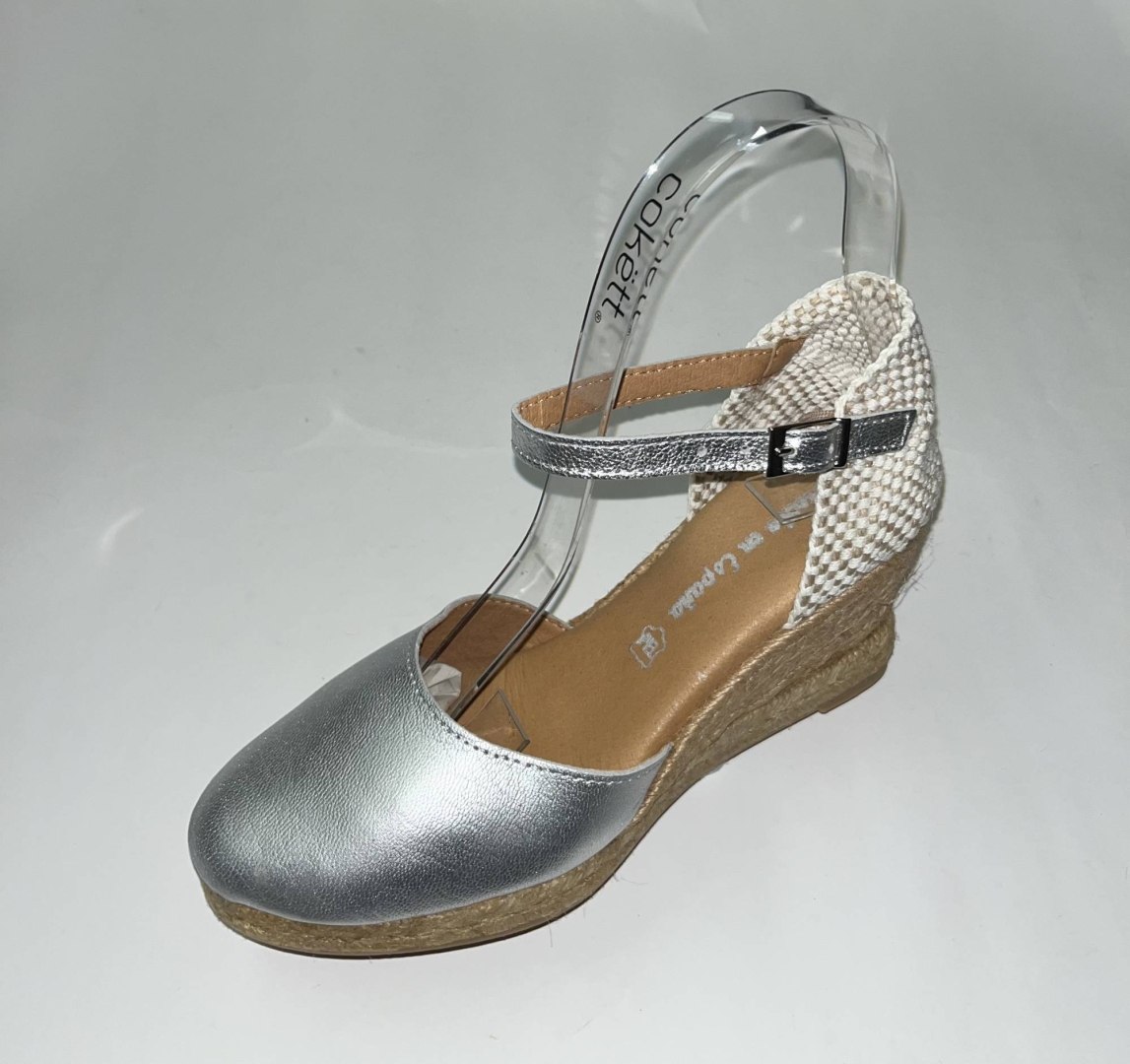 Valenciana con cuña en piel color plata hecha en España. M-515