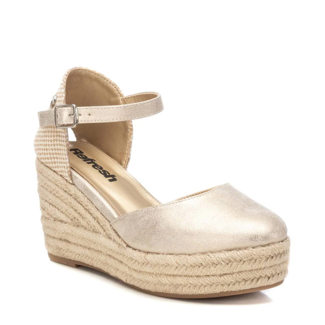 Valenciana con cuña en color plata 172782 de REFRESHOES. M-609
