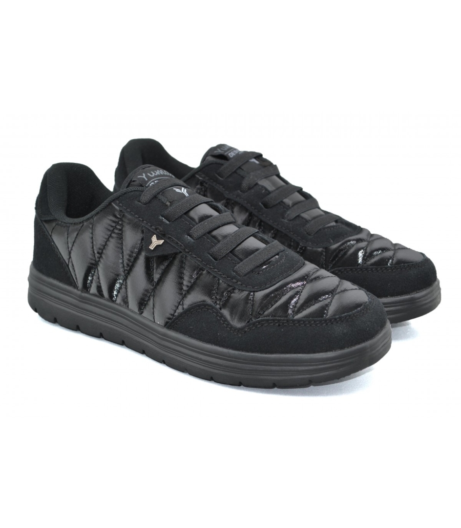 Zapato deportivo de mujer en color negro de YUMAS. M-128