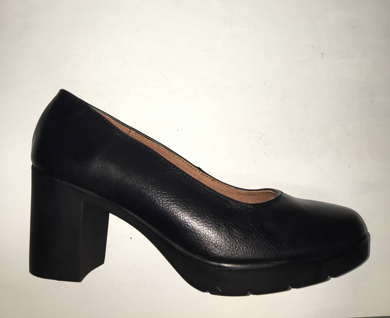 Zapato salón en piel negra de PASCU. M-790