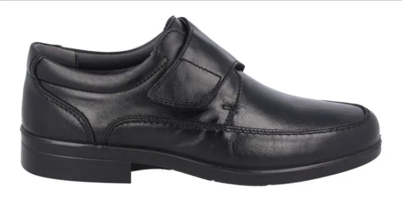Zapato de hombre fabricado por LUISETTI en color negro, de pie. H-128
